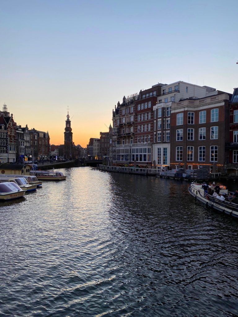 Amsterdam dan Ne Alınır